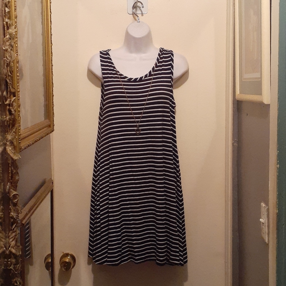 DISCREET dress